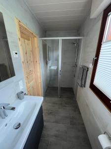 uma casa de banho com um chuveiro e um lavatório. em Ferienwohnung Reifferscheid em Hellenthal