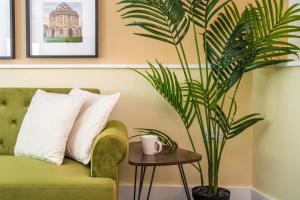 um sofá verde com uma planta e uma mesa em Central waterside em Oxford