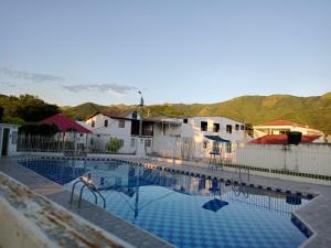 a swimming pool in front of some houses at Apartamento vacacional piscina in Nariño