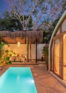 una piscina en el patio trasero de una casa en Villa Sanah, en Tulum