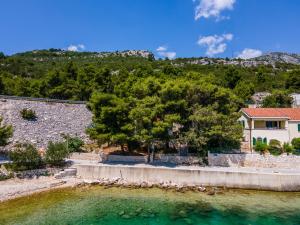 una vista aérea de una casa y un cuerpo de agua en Holiday Home Laumar, en Klek