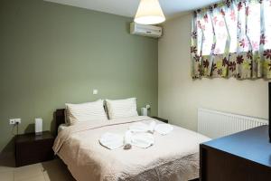 een slaapkamer met een bed met twee handdoeken erop bij PS Unique Experience in Nafplio