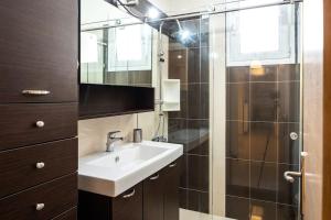 een badkamer met een wastafel en een douche bij PS Unique Experience in Nafplio