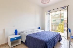Un dormitorio con una cama azul y una ventana en Affittacamere Bellavista, en Castiglione di Sicilia