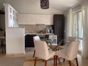Kuchyň nebo kuchyňský kout v ubytování Apartments St Stefan