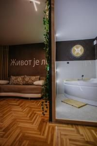 Postel nebo postele na pokoji v ubytování SPA apartments Kraljevo