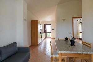 蒙特佩特羅素的住宿－Residence Agrifoglio，客厅配有沙发和桌子