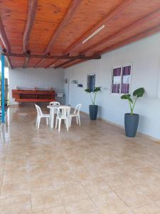 a room with a table and chairs and a bench at Alojamiento Los Imigrantes in Chajarí