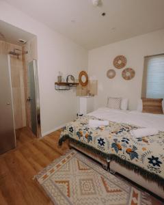 a bedroom with a bed and a rug at Hippie house בית היפי in Mitzpe Ramon
