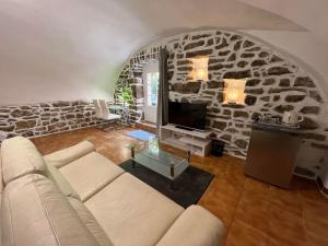 TV a/nebo společenská místnost v ubytování Hôtel Mas de l'Espaïre