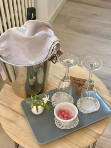 un tavolo con due bicchieri di vino e un cesto di frutta di Residenza Elisa a Desenzano del Garda