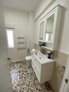 uma casa de banho branca com um lavatório e um WC em Apartamento La Duna de Gamazo en Santander em Santander