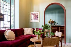 - un salon avec un canapé rouge et une table dans l'établissement Hotel San Fernando, à Mexico