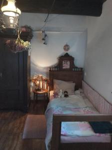 1 dormitorio con 1 cama y reloj en la pared en Harmat Porta en Galambok