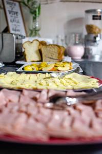卡皮亞德爾德爾蒙特的住宿－波薩達阿波爾旅館，一张桌子,上面放着两个盘子,有食物和面包