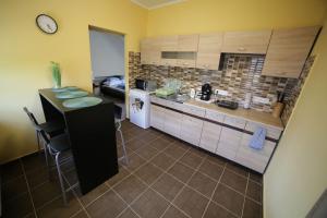 Kuchyňa alebo kuchynka v ubytovaní Fónagy Apartmanok