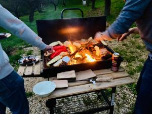 LúčkaにあるShambhala centrumのグリル料理人