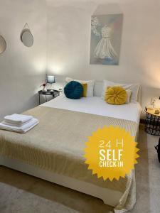 una camera da letto con un grande letto con cuscini blu e gialli di PERFECT STAY 4 a Cluj-Napoca
