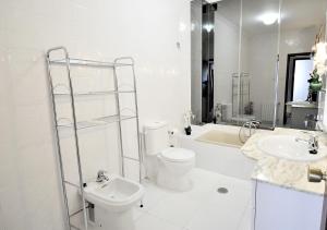 Koupelna v ubytování Piso de playa con terraza en el centro de Vilanova + 8 fotografií