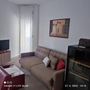 ein Wohnzimmer mit einem Sofa und einem TV in der Unterkunft Holiday Relax1 in Jagodina