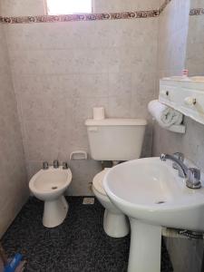 un baño con inodoro y lavabo en Hotel Belgrano, en Villa Carlos Paz 10 fotos más