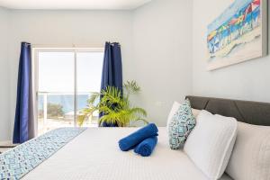 Luxe Beach Resort客房内的一张或多张床位