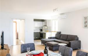 Dapur atau dapur kecil di 5 Bedroom Cozy Home In Prizba