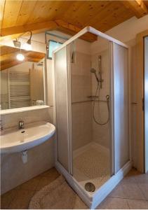 ein Bad mit einer Dusche und einem Waschbecken in der Unterkunft Santlhof-Weissburgunder in Kurtatsch