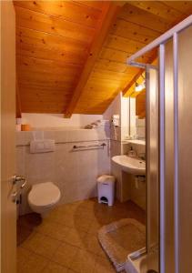 ein Bad mit einem WC und einem Waschbecken in der Unterkunft Santlhof-Weissburgunder in Kurtatsch