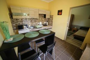 Kuchyň nebo kuchyňský kout v ubytování Fónagy Apartmanok + 37 fotografií