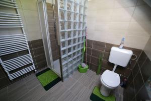 Kúpeľňa v ubytovaní Fónagy Apartmanok