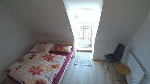 a small bedroom with a bed and a window at Ferienwohnung Fernblick in Saalfeld