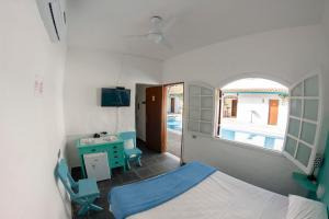 a hospital room with a bed and a window at Villa Salgada Maresias in Maresias