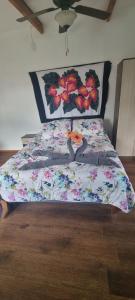 Łóżko lub łóżka w pokoju w obiekcie Hostal Henua Roa