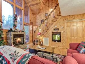 Cabaña de madera con sala de estar con chimenea en Mountain Mist, 2 Bedrooms, Sleeps 6, Pool Table, Pet Friendly, Indoor Pool en Sevierville