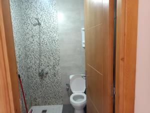 a bathroom with a toilet and a shower at برج مكاد in Oued Laou
