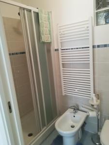y baño con ducha, aseo y lavamanos. en Appartamento Vacanze Riviera delle Palme, en San Benedetto del Tronto