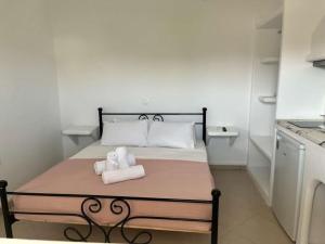 a small bedroom with a bed with towels on it at AmatoNostro in Mandrakia