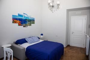um quarto com uma cama e um quadro na parede em Villa Giuseppina em Nápoles