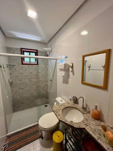 a bathroom with a shower and a toilet and a sink at Apartamento Chapada Diamantina in Lençóis