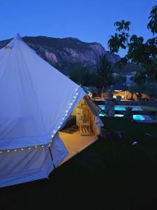 ein großes weißes Zelt, das nachts im Hof sitzt in der Unterkunft Hacienda Tresoles in Ubrique