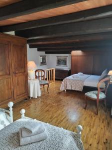 1 dormitorio con 2 camas, mesa y sillas en Il Casale Del Cortonese, en Sassari