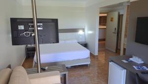 Habitación de hotel con cama y TV en Thermas diRoma c entrada Acqua Park en Caldas Novas