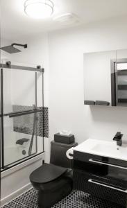 y baño con ducha y lavamanos. en Luxurious Modern Royalty in Plateau Mont-Royal - 3, en Montreal