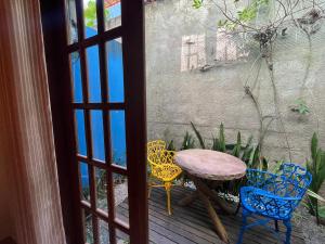 une terrasse couverte avec une table et des chaises. dans l'établissement Apartamento Chapada Diamantina, à Lençóis