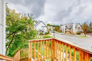 una terraza de madera en un barrio residencial con casas en Condo 612 at North Creek Resort, en Blue Mountains