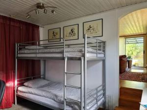 1 dormitorio con 2 literas en una habitación en Paradiset, en Kulltorp