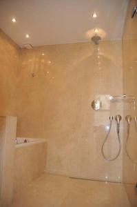 een badkamer met een douche, een bad en een douche bij The Hill in Domburg
