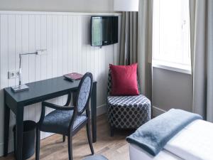 Uma TV ou centro de entretenimento em Hotel Victoria