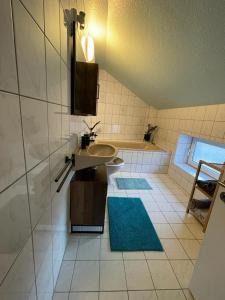 a bathroom with a sink and a bath tub at Ferienwohnung Unter den Linden in Halbe